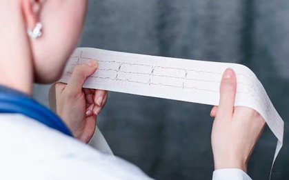 Lào Cai: Bé 2 tuổi nhập viện vì nhịp tim hơn 285 lần/phút, bác sĩ chỉ rõ dấu hiệu bố mẹ cần đưa con đi khám ngay