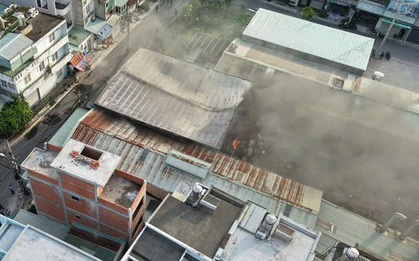 Cháy kho hàng ở TPHCM, cảnh sát PCCC chia ra nhiều hướng dập lửa