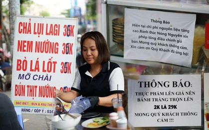 "Quán xin phép tăng 5.000 mong khách thông cảm" - Phía sau tấm bảng dán đè giá, tô phở vơi bớt đồ