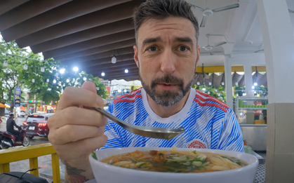 Tự tin dùng tiếng Việt để khen món phở, anh Tây khiến cả quán bật cười vì nhầm đúng chữ quan trọng nhất