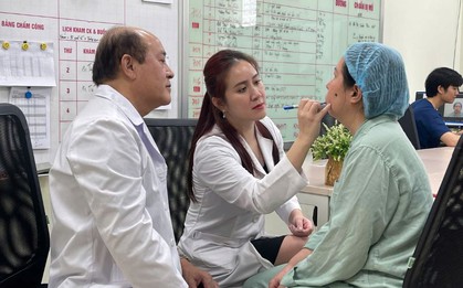 Mang khuôn mặt lệch hơn 40 năm, người phụ nữ tập cười ở tuổi 44