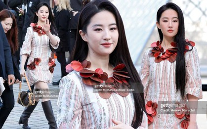 Không thể tin Lưu Diệc Phi cũng có ngày này: Ăn mặc sến súa như bà thím ở Paris Fashion Week