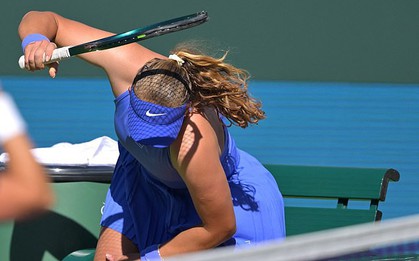 Mỹ nhân tennis 18 tuổi gây phẫn nộ khi thiếu kiềm chế ném vợt, văng tục với khán giả vì thua trận