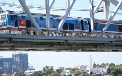 CLIP: Chính thức thông tuyến đường sắt qua cầu Ghềnh sau sự cố sà lan tông cầu