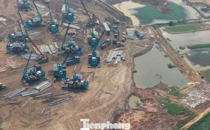 Bay trên công trường sân vận động Trống Đồng