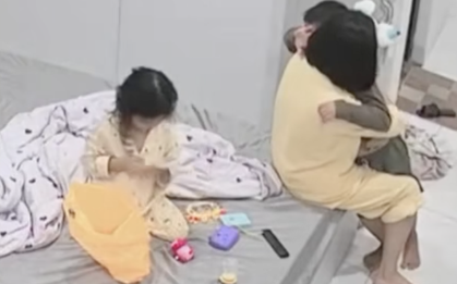 Cậu bé bật khóc vì nhớ bố đã khuất, cái ôm của mẹ kế khiến dân mạng rơi lệ