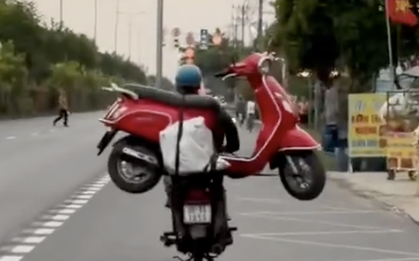 Truy tìm người đàn ông lái xe máy chở theo xe máy ở TPHCM