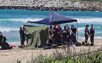 Một cặp đôi tử vong thương tâm khi đang tắm biển