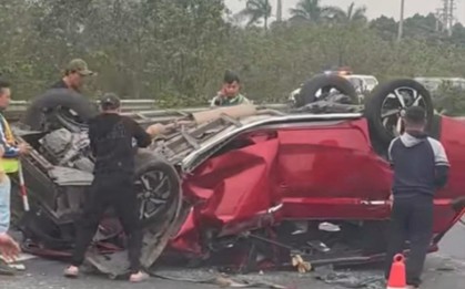 Ô tô con lật úp, biến dạng sau va chạm với xe đầu kéo trên cao tốc