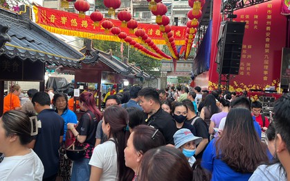 Xếp hàng chờ cả tiếng đồng hồ ăn đậu hũ vàng bán 'mỗi năm một lần'