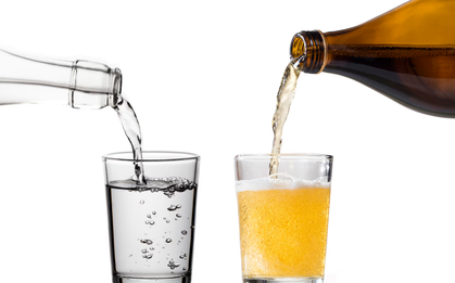Vì sao bia uống được nhiều còn nước lọc thì không?