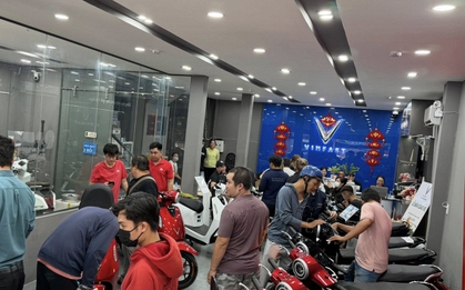 Người Việt đổ xô đi mua xe máy điện, nhiều đại lý thông báo "cháy hàng"
