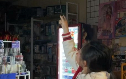 Thấy tiền lì xì gửi ngân hàng lãi quá thấp, bé gái 12 tuổi mở cửa hàng văn phòng phẩm rồi thuê mẹ làm nhân viên, trả lương 350 nghìn/ngày