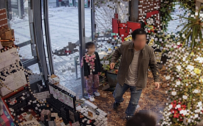 Bé gái bỏ 190k mua hoa tặng mẹ, người cha đùng đùng làm loạn tiệm hoa rồi bị cảnh sát bắt đi