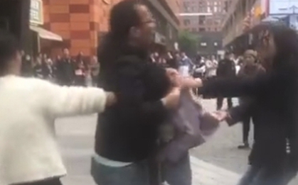 Vợ bắt quả tang chồng giữa trung tâm thương mại, cảnh giác cao với kiểu "bé ba" thế này!