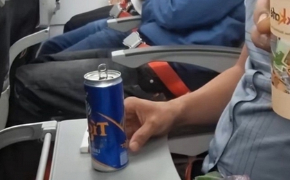 Cảnh tượng hành khách uống bia, ăn nhậu trên máy bay: Có vi phạm quy định? Thì ra nhiều người chưa biết