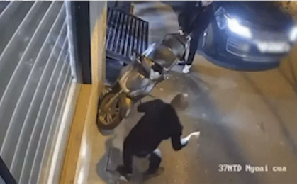 Vụ tài xế Range Rover chọc thủng lốp SH: Thanh niên bên cạnh khuyên một câu, người đàn ông vẫn ra tay