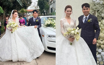 Tiền vệ Đức Huy đi siêu xe Rolls-Royce rước MC Huyền Trang Mù Tạt về dinh, visual cô dâu sáng bừng ngày cưới