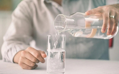 Vì sao nhiều người có thể uống 10 cốc bia cùng lúc nhưng “chịu thua” 2 lít nước?