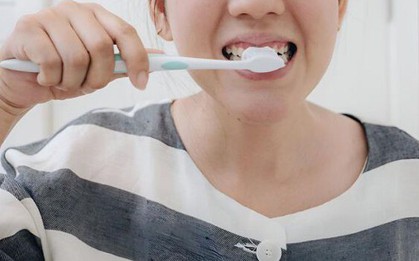 Sau tuổi 40 bạn đã chọn đúng bàn chải đánh răng chưa? Bác sĩ chỉ thêm một bước để bảo vệ răng miệng, tránh rụng răng
