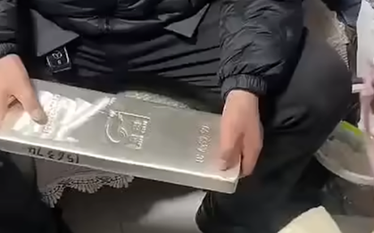 Đang chơi, bé gái 5 tuổi được người đàn ông tặng "quà lạ" hơn 1 tỷ đồng và cái kết bất ngờ