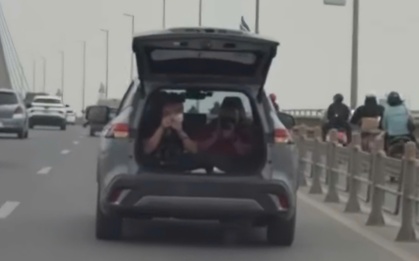 Xử phạt tài xế mở cốp, chở người trong khoang hành lý khi chạy xe