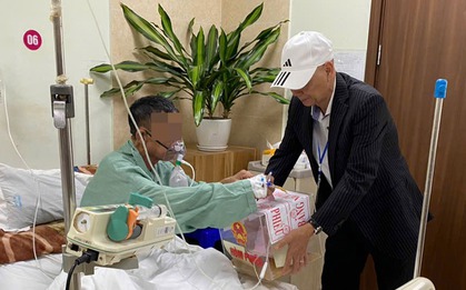 Bệnh nhân vừa truyền hóa chất vừa bỏ phiếu bầu cử tại giường bệnh