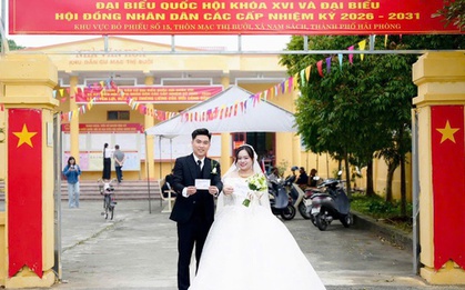 Cô dâu, chú rể mặc áo cưới đi bầu cử