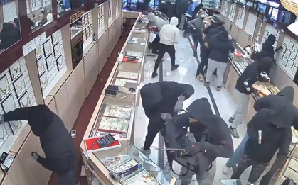 Gần 20 tên cướp ập vào tiệm kim hoàn ở California, trong 70 giây lấy đi số trang sức trị giá 1,7 triệu USD