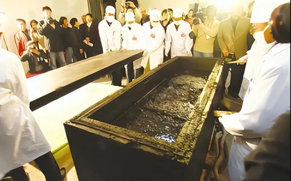 Bật nắp quan tài cổ 700 năm, chuyên gia sững sờ: Lỗ chân lông người phụ nữ vẫn rõ, tay còn cầm vật lạ