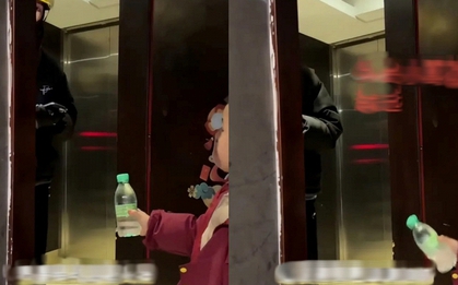 Tranh cãi quanh việc cha mẹ cho con mang nước cho shipper: Khi giáo dục trở thành "content" trên MXH