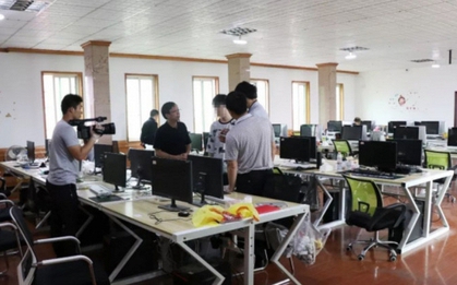 Kiểm tra đột xuất 1 khách sạn, phát hiện 40 máy tính và 100 điện thoại hoạt động 24/7, phanh phui đường dây lừa đảo hơn 38 tỷ đồng