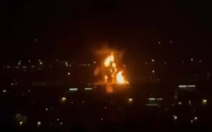 Cháy thùng nhiên liệu vì máy bay không người lái, sân bay Dubai 'tê liệt'