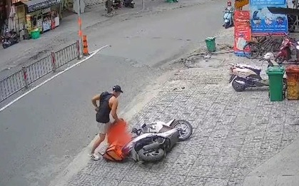 Nữ shipper bị nam thanh niên lao vào hành hung giữa đường ở TP.HCM, clip lan truyền gây bức xúc