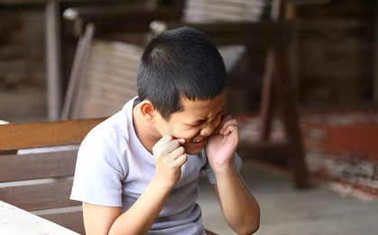 "Chỉ bị đánh 2 cái bằng thước kẻ, sao đứa trẻ này đã nghĩ quẩn?" - Hóa ra có một kiểu sỉ nhục có thể phá hủy não bộ!