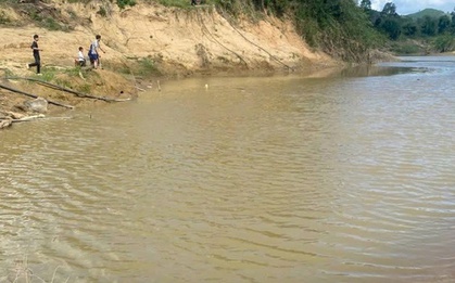 Không cứu được bạn đuối nước, nhóm học sinh quay về báo với thầy cô