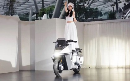 Xe máy điện tự cân bằng đầu tiên trên thế giới được sản xuất hàng loạt