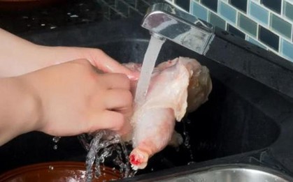 Rửa thịt dưới vòi nước: Thói quen tưởng "sạch" hóa ra lại là hành động gieo mầm bệnh khắp bếp
