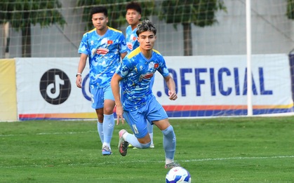 Cận cảnh visual sáng bừng, mái tóc nổi nhất sân U23 Việt Nam của Việt kiều 18 tuổi Moric