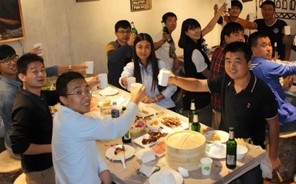 Đi họp lớp, các bạn khoe giàu còn tôi nói vẫn nợ 2 tỷ đồng: Về đến nhà, nhận được tin nhắn cả đời không thể quên