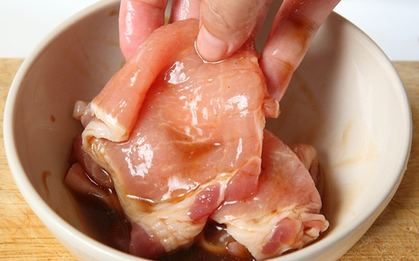 Muốn thịt mềm, sạch mùi và an toàn hơn cho sức khỏe? 4 cách ướp đơn giản nhưng nhiều người làm sai