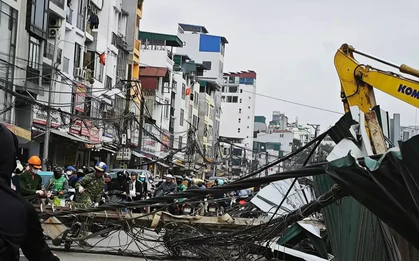 Hà Nội: Cột điện bất ngờ đổ chắn ngang đường La Thành