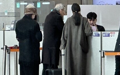 Nàng thơ và chủ tịch U70 ngoại tình còn ngẩng cao đầu xuất hiện cùng con trai ngoài giá thú ở sân bay