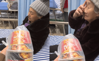 Bi kịch của cụ bà sinh 10 người con nhưng cuối đời nằm viện lại cô độc bên hộp mì tôm