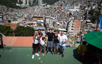 Háo hức xếp hàng 2 tiếng để được check-in 'cổng trời' khu ổ chuột