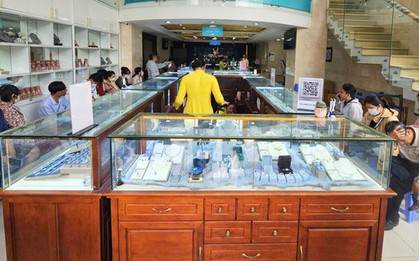 Sau cú rơi 8 triệu đồng/lượng, tiệm vàng xuất hiện cảnh hiếm gặp