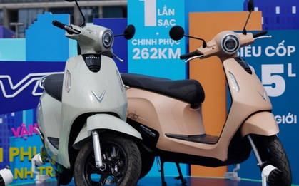 Mua xe máy điện: Chọn sạc cố định hay đổi pin?