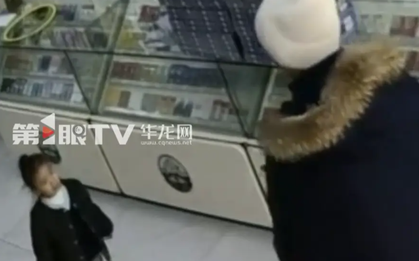 Xem camera, mẹ phát hiện con gái 3 tuổi đang nói chuyện với người lạ, câu con nói khiến chị sững sờ: Sao mà khôn khéo thế!