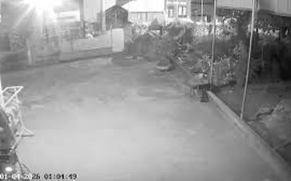 3 mẹ con bị kẻ lạ mặt cầm dao truy đuổi ngay trong nhà lúc nửa đêm, cướp trắng xe máy