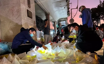 Lạ lùng những phiên chợ ‘không giống ai’ ở TPHCM